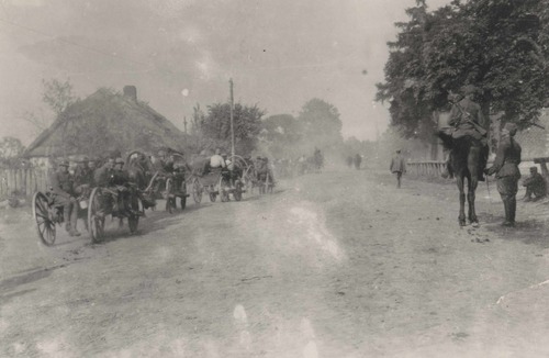 Żołnierze 1 Pułku Piechoty Legionów w drodze na Białystok