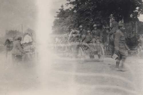 Żołnierze 1 Pułku Piechoty Legionów w drodze na Białystok