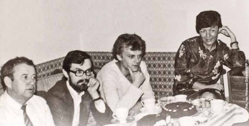 Detlef Ruser (z lewej) oraz przyjaciele z redakcji „Samorządności”: Grzegorz Fortuna, Donald Tusk, Ewa Górska; początek lat osiemdziesiątych