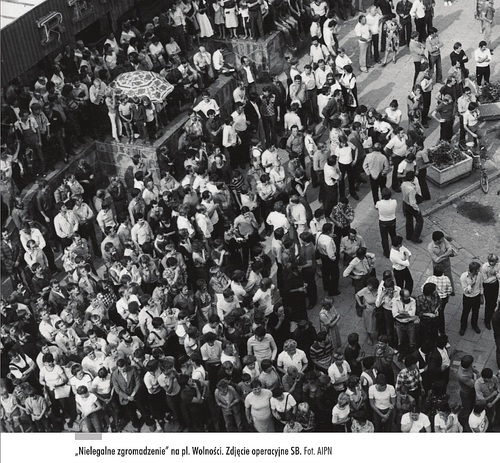 „Nielegalne zgromadzenie” na pl. Wolności. Zdjęcie operacyjne SB. Fot. ze zbiorów AIPN