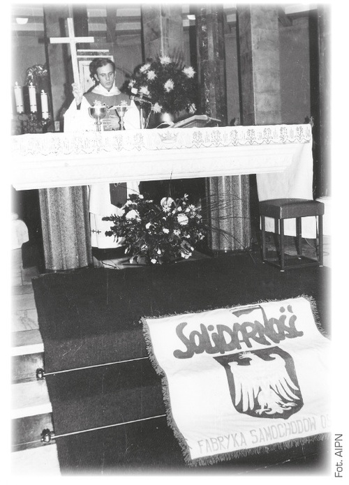 Patriotyczny wydźwięk odprawianych przez ks. Jerzego mszy za ojczyznę rozwścieczył władze komunistyczne; na zdjęciu: liturgia z 25 września 1983 roku