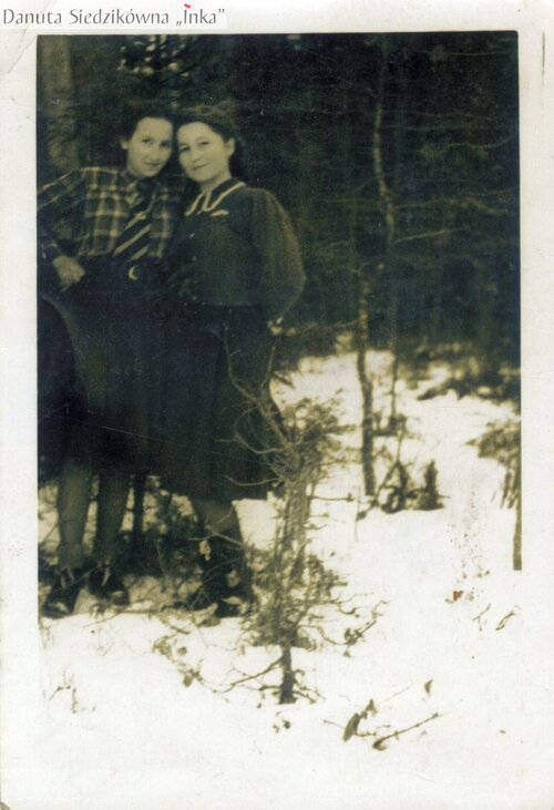 Danuta Siedzikówna „Inka” z koleżanką, Podlasie, zima 1945