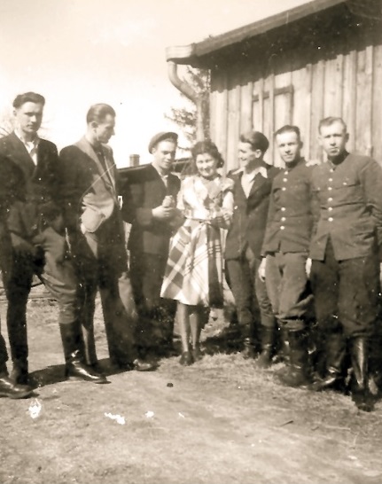 Żołnierze z oddziału BOA i 5. Brygady Wileńskiej AK przed wspólną akcją w Koszalinie, 1946 rok (AIPN)