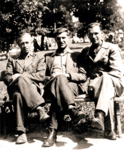 Żołnierze grupy BOA (od lewej): Edward Kukotko „Wrzos”, Władysław Borodziuk „Orzeł” i Konstanty Wojciechowski „Kostek”, „Ryś”, Malbork, lato 1946 roku (AIPN)