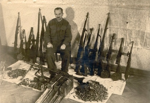 Porucznik Stefan Pabiś po aresztowaniu przez UB wraz z odkopaną bronią należącą do oddziału BOA, 1948 rok (AIPN)