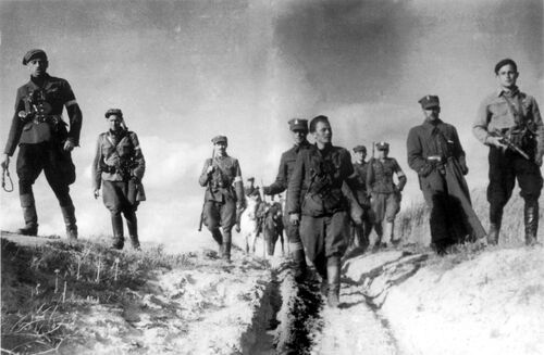 Mjr Zygmunt Szendzielarz Łupaszka (pierwszy z lewej) na czele 5 Brygady Wileńskiej AK