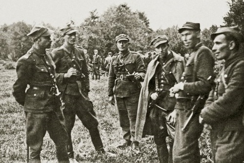 Mjr Zygmunt Szendzielarz Łupaszka (pierwszy z lewej) ze swoimi podkomendnymi