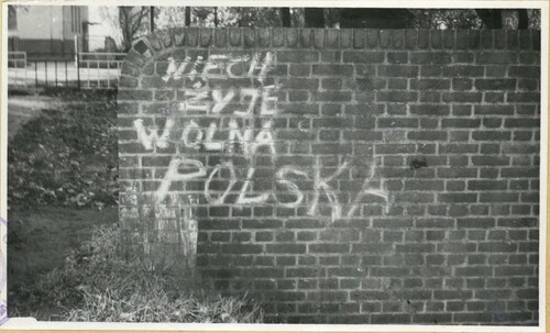 Zdjęcie z notatki służbowej z dn. 21 XI 1966 r. dot. wykrycia antysocjalistycznych napisów na murze przy ul. Pastelowej we Wrocławiu, IPN Wr