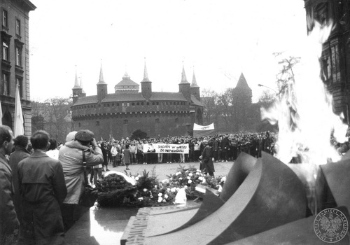 Fotografie przedstawiające uroczystości na Placu Matejki w Krakowie w dn. 11 XI 1984 r., IPN Kr