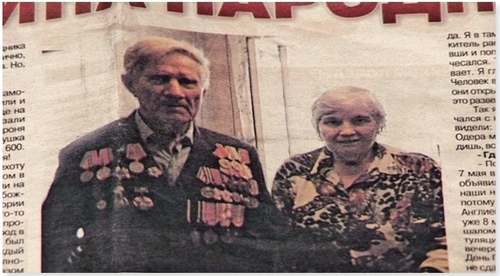 Wycinek z wydania lokalnej gazety w Niżnym Nowogrodzie z 2013 r.; na zdjęciu: Anatol Łarin z żoną