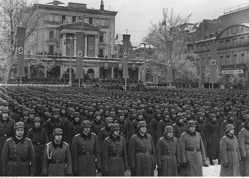 Uroczystości na Wilhelmplatz w Poznaniu (obecnie pl. Wolności) związane z zaprzysiężeniem niemieckich oddziałów wojskowych złożonych z rekrutów pochodzących z Poznania, styczeń 1940 r. (NAC)