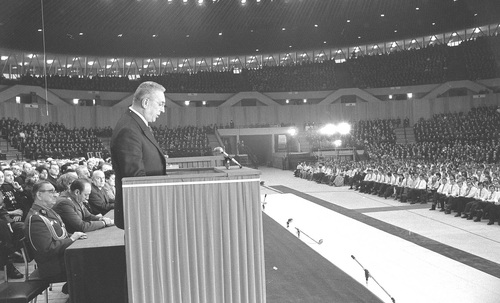 Wojewódzki wiec inaugurujący kampanię wyborczą do sejmu z udziałem I sekretarza KC PZPR Edwarda Gierka w Katowicach, 21 lutego 1972 r. Fot. AIPN