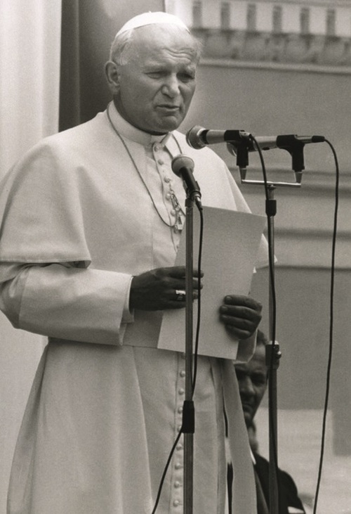 Jan Paweł II podczas spotkania z młodzieżą  przed kościołem św. Anny, Warszawa, 3 czerwca 1979 r. Fot. AIPN