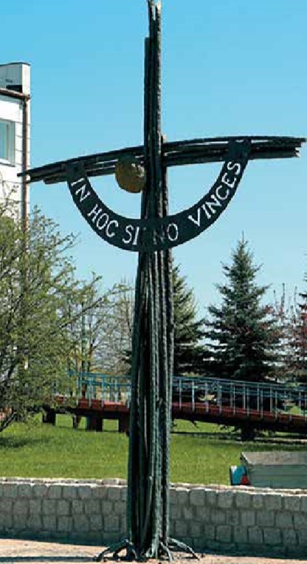 Krzyż przed szkołą w Miętnem z napisem: „W tym znaku zwyciężysz”. Fot. z Archiwum Zespołu Szkół Rolniczych w Miętnem