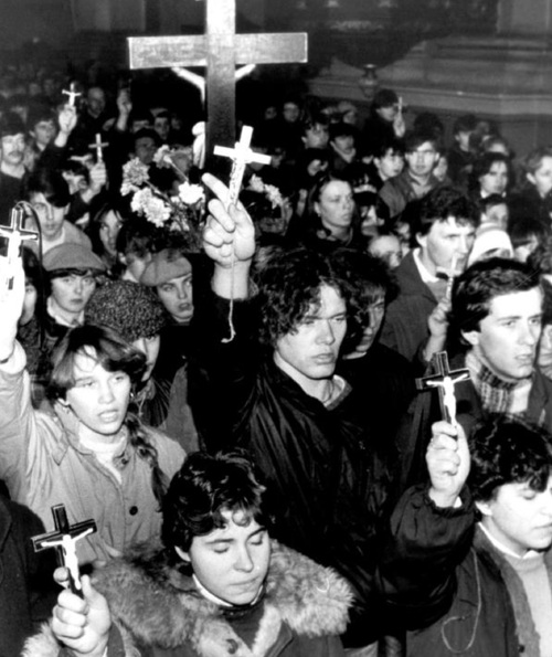 Młodzież z Miętnego na rekolekcjach  głoszonych przez bp. Jana Mazura  w czasie walki o krzyże, Garwolin, 1984 r.  Fot. z Archiwum Zespołu Szkół Rolniczych w Miętnem