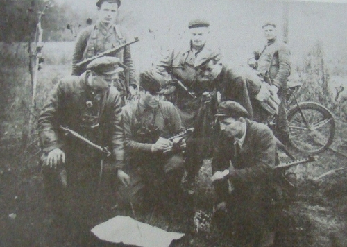 Oddział BCh w okolicach Iłży 1944 r. (ze zbiorów MHPRL w Warszawie)