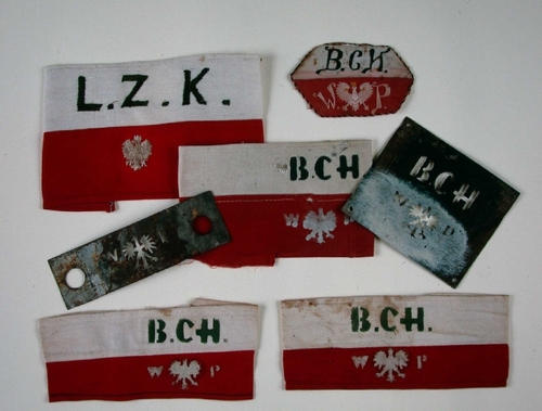 Opaski żołnierzy BCh i członkiń LZK metalowe sztance do ich malowania (ze zbiorów MHPRL w Warszawie)