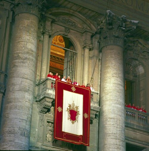 Jan Paweł II na balkonie Bazyliki świętego Piotra  w dniu wyboru na papieża, Watykan, 16 października 1978 roku.
