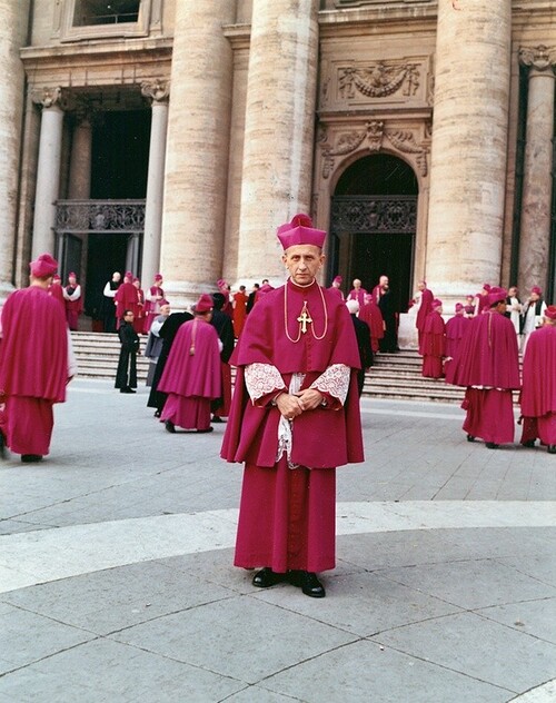 Abp Antoni Baraniak przed Bazyliką św. Piotra w Rzymie podczas Soboru Watykańskiego II. Fot. ze zbiorów autorki