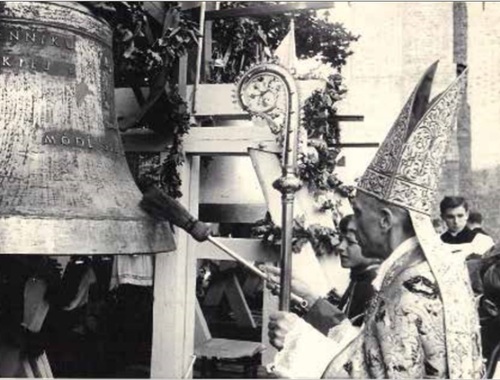 Metropolita poznański abp Antoni Baraniak poświęca dzwony katedralne w Poznaniu, 25 czerwca 1961 r. Fot. ze zbiorów autorki