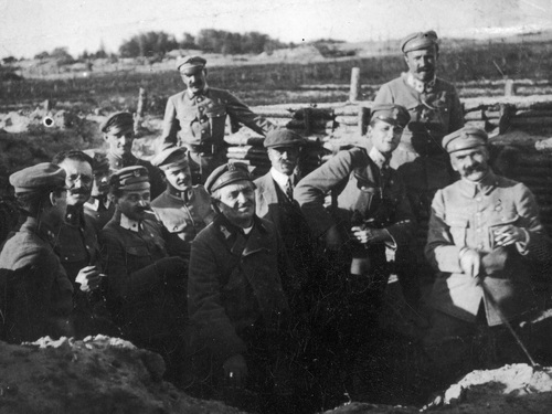 Wizyta bp. Władysława Bandurskiego  (na pierwszym planie, w koloratce) na froncie wschodnim nad Styrem, maj 1916 r. Fot. NAC