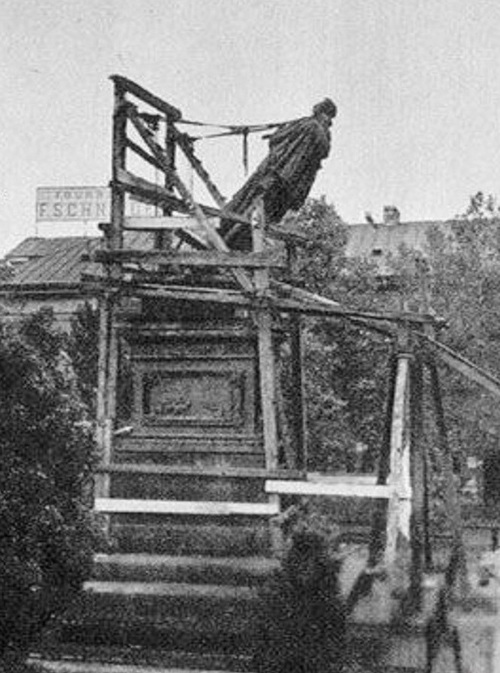 Rozbiórka pomnika Iwana Paskiewicza