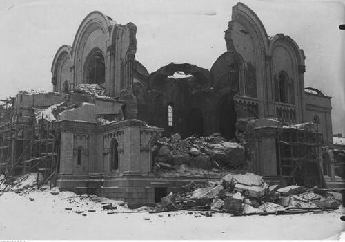 Widok soboru św. Aleksandra Newskiego w trakcie rozbiórki, grudzień 1925 r. Fot. NAC
