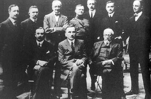 Komitet Narodowy Polski; Roman Dmowski siedzi w środku, Paryż, 1918 r.  Fot. Wikimedia Commons