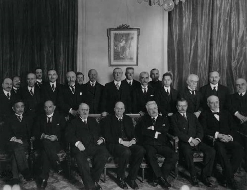Roman Dmowski (stoi piąty od lewej) na konferencji wersalskiej, 1919 r.