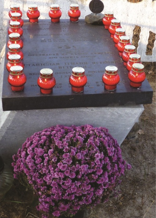Symboliczny grób Witkacego w Jeziorach. Fot. www volynnews.com