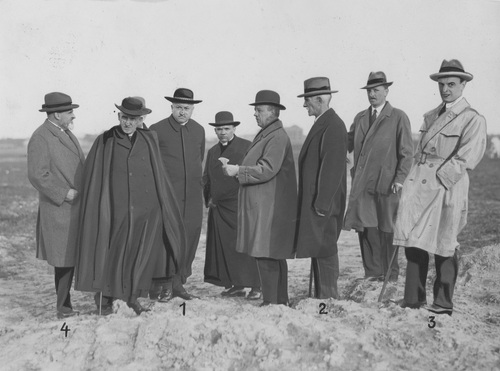 Członkowie Komitetu Budowy Kościoła Opatrzności Bożej w Warszawie. Abp Adam Sapieha (drugi z lewej),  kard. August Hlond (trzeci z lewej), Ignacy Daszyński (trzeci z prawej), 1928 r. Fot. NAC
