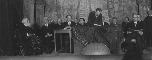 IV Zjazd Towarzystwa Uniwersytetu Robotniczego w 1924 r. Drugi z lewej Ignacy Daszyński. Fot. NAC