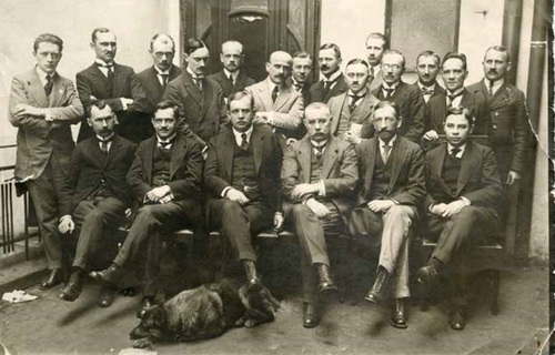 Wojciech Korfanty (siedzi trzeci od lewej) w gronie współpracowników z Polskiego Komisariatu Plebiscytowego w Bytomiu (drugi od lewej Konstanty Wolny), 1920 r. Fot. ze zbiorów Muzeum Historii Katowic