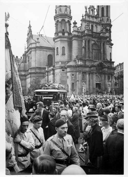 Uroczystości pogrzebowe Wojciecha Korfantego w Warszawie. Wyprowadzenie zwłok z kościoła Najświętszego Zbawiciela na Dworzec Główny, 18 sierpnia 1939 r. Fot. NAC