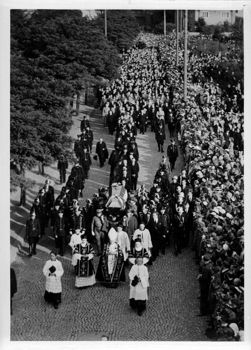 Kondukt pogrzebowy na ulicach Katowic, 20 sierpnia 1939 r. Fot. NAC
