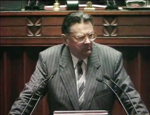 Przemówienie premiera Jana Olszewskiego w czasie debaty sejmowej nad wnioskiem prezydenta Lecha Wałęsy o odwołanie go z funkcji szefa rządu, 4 czerwca 1992 r. Fot. Archiwum Sejmu