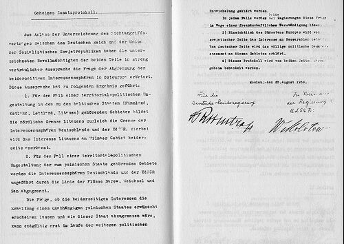 Dokument tajnego protokołu do paktu z 23 sierpnia 1939 r. z podpisami J. Ribbentropa i W. Mołotowa Źródło: Wikimedia Commons