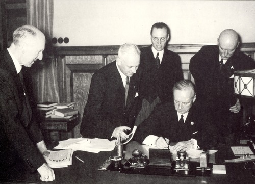 Podpisanie przez ministra spraw zagranicznych III Rzeszy Joachima von Ribbentropa niemiecko-sowieckiego paktu o nieagresji (tzw. Paktu Ribbentrop-Mołotow) w Moskwie, 23/24 sierpnia 1939 r. Fot. AIPN