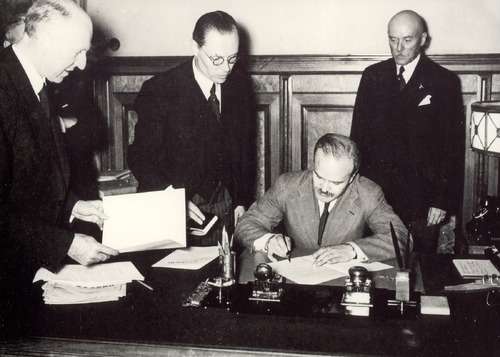 Podpisanie przez ludowego komisarza spraw zagranicznych ZSRS Wiaczesława Mołotowa niemiecko-sowieckiego paktu o nieagresji (tzw. Paktu Ribbentrop-Mołotow) w Moskwie, 23/24 sierpnia 1939 r. Fot. AIPN