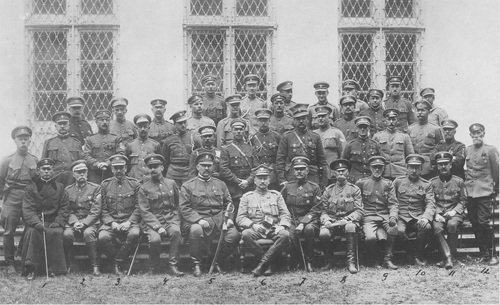 Dowódcy oddziałów I Korpusu Polskiego. Dowódcy oddziałów I Korpusu Polskiego z generałem Józefem Dowborem-Muśnickim (siedzi 6. z lewej), 1917 r. Fot. NAC