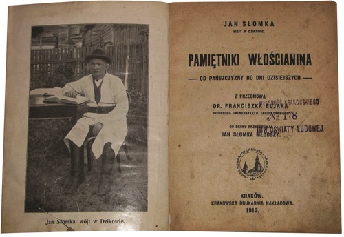 Dwie początkowe strony książki „Pamiętniki włościanina”, autorstwa Jana Słomki, wójta w Dzikowie, wydanej w Krakowie w 1912 roku. Z lewej strony fotokopii znajduje się zdjęcie autora, Jana Słomki - mężczyzny w średnim wieku, z wąsami, w białej sukmanie chłopskiej, kamizelce i białej koszuli oraz w kapeluszu, przepasanego pasem, w wysokich, czarnych butach, siedzącego na krześle przy stole, na którym leżą dwie otwarte książki, na jednej z których wójt Słomka trzyma rękę. W tle - obejście chłopskie, chałupa i drewniany płot.