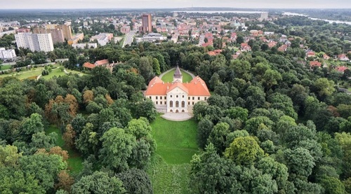 Pałac Tarnowskich w Dzikowie na tle Tarnobrzega. Fot. Wikimedia Commons