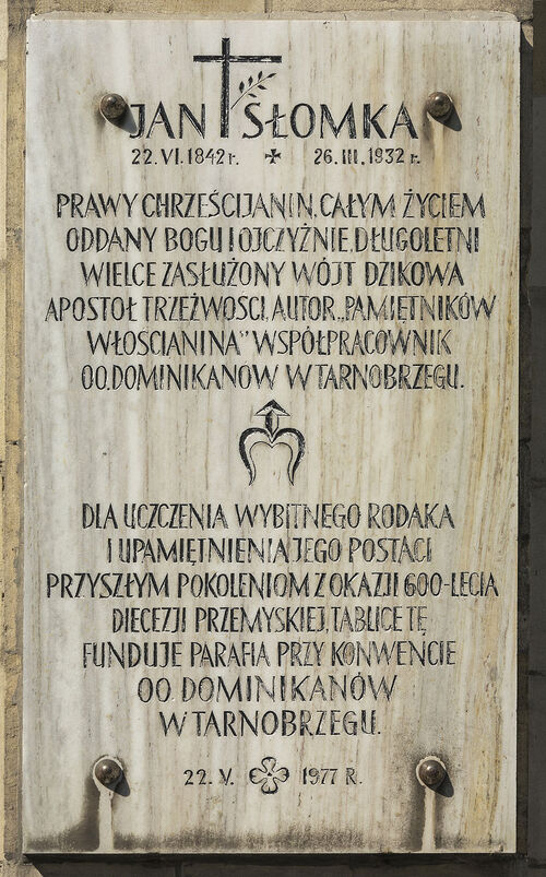 Tablica upamiętniająca Jana Słomkę w kościele  Wniebowzięcia NMP w Tarnobrzegu. Fot. Wikimedia Commons