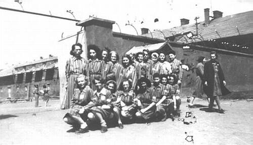 Więźniarki niemieckiego obozu koncentracyjnego dla kobiet w Holiszowie