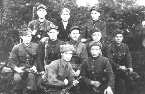 Grupa żołnierzy oddziału „Olecha”, w 1945 r. (pośrodku siedzi ppor. „Olech”)