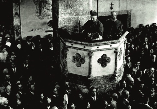 Kard. August Hlond wygłasza kazanie w odbudowanym po wojnie kościele św. Stanisława Kostki na Żoliborzu, Warszawa, maj 1948 r.