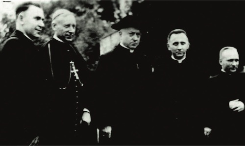 W środku od lewej: bp Stefan Wyszyński, kard. August Hlond, ks. Antoni Baraniak, Zamość, 1 lipca 1948 r.