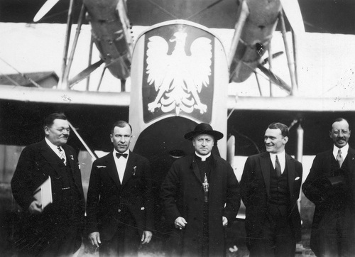 Poświęcenie na lotnisku w Mediolanie samolotu Caproni Ca-87 ufundowanego ze składek Polonii Amerykańskiej, na którym kapitan pilot Adama S. Kowalczyk i porucznik pilot rezerwy Włodzimierz Klisz z PLL "Lot" mieli przelecieć przez Atlantyk. W środku kardynał August Hlond, 1929 r. (NAC)