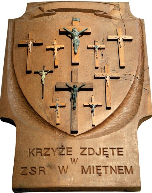Wooden memorial plaque with crosses taken down from classrooms in the school in Miętne, photo: malygosc.pl