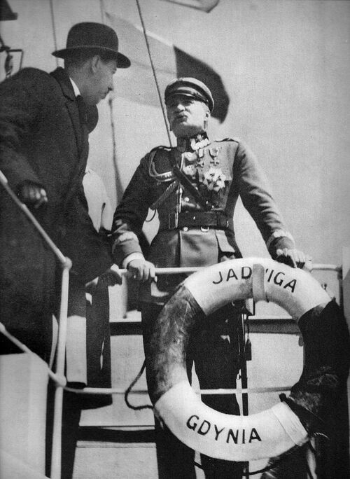Marsz. Józef Piłsudski i Eugeniusz Kwiatkowski oglądają  port w Gdyni z pokładu statku pasażerskiego „Jadwiga”  (nazwa „Jadwiga”, podobnie jak nazwa siostrzanego  statku „Wanda”, pochodziły od imion córek Piłsudskiego),  1930 r. Fot. Wikimedia Commons